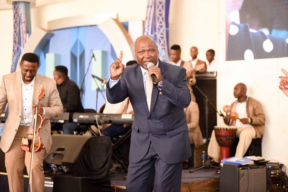 Legendary Sipho Makhabane worships with Prophet Bushiri, wows ECG ...